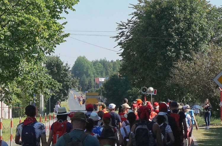 Piesza pielgrzymka na Jasną Górę - wyjście z Tworoga do Boronowa