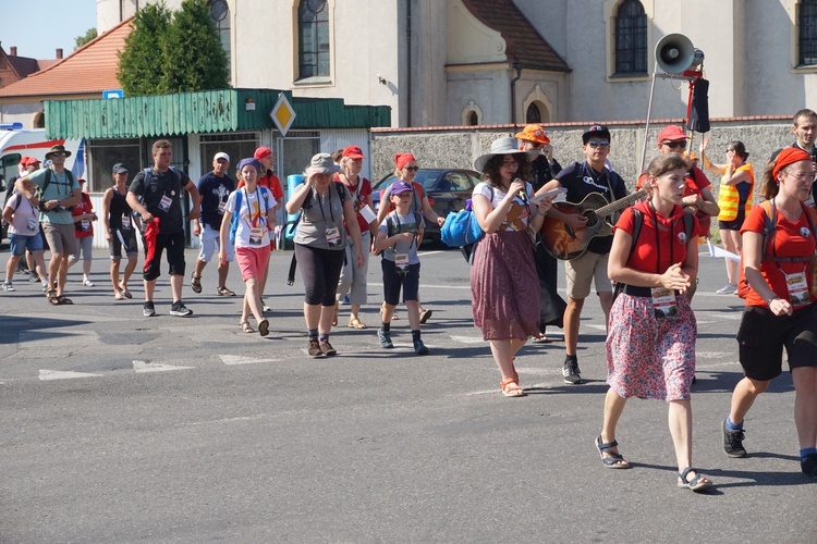 Piesza pielgrzymka na Jasną Górę - wyjście z Tworoga do Boronowa