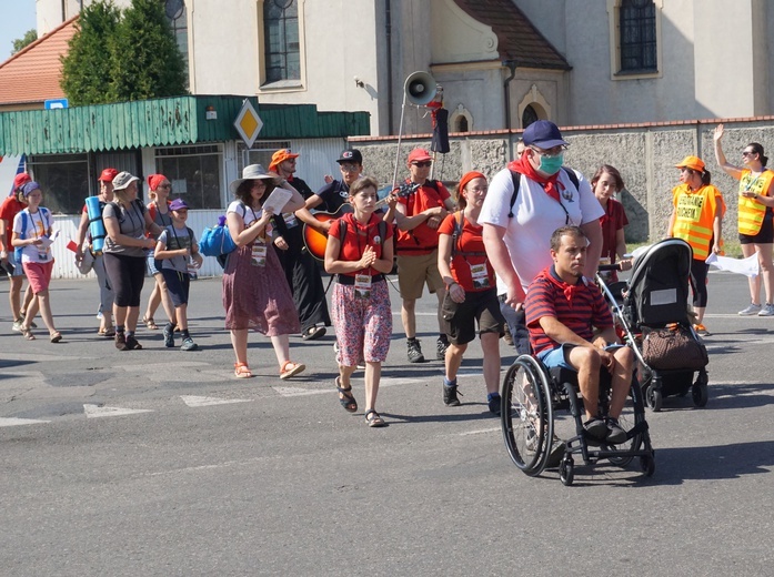 Piesza pielgrzymka na Jasną Górę - wyjście z Tworoga do Boronowa