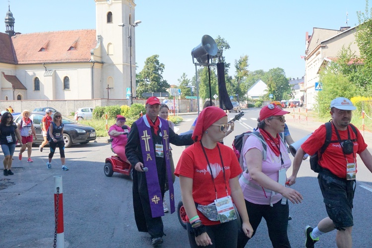 Piesza pielgrzymka na Jasną Górę - wyjście z Tworoga do Boronowa