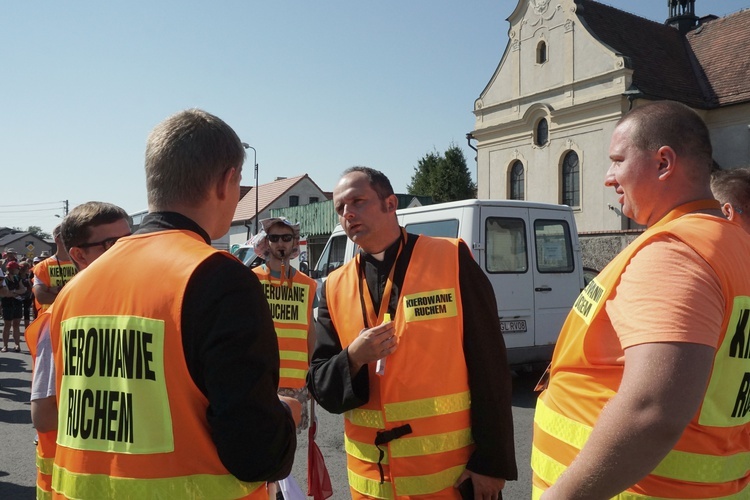 Piesza pielgrzymka na Jasną Górę - wyjście z Tworoga do Boronowa