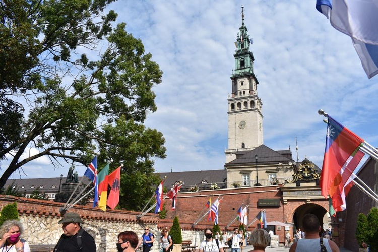 Piesza pielgrzymka na Jasną Górę - przekazanie krzyża w Konopiskach