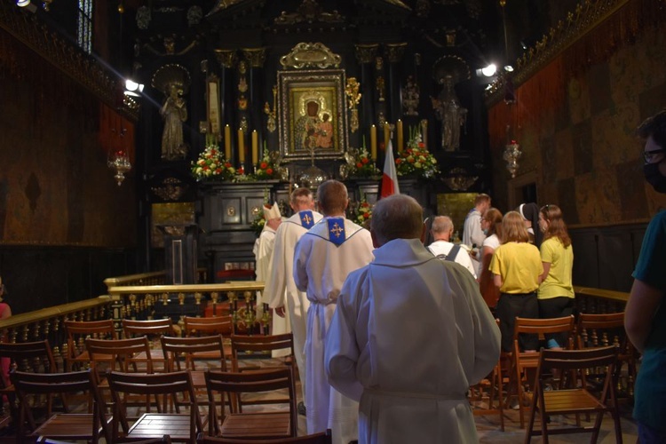 Piesza pielgrzymka na Jasną Górę - przekazanie krzyża w Konopiskach