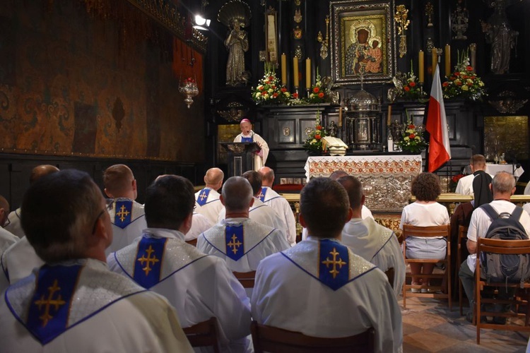 Piesza pielgrzymka na Jasną Górę - przekazanie krzyża w Konopiskach