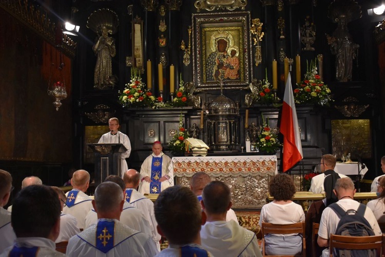 Piesza pielgrzymka na Jasną Górę - przekazanie krzyża w Konopiskach