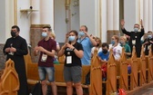 Piesza pielgrzymka na Jasną Górę - przekazanie krzyża w Konopiskach