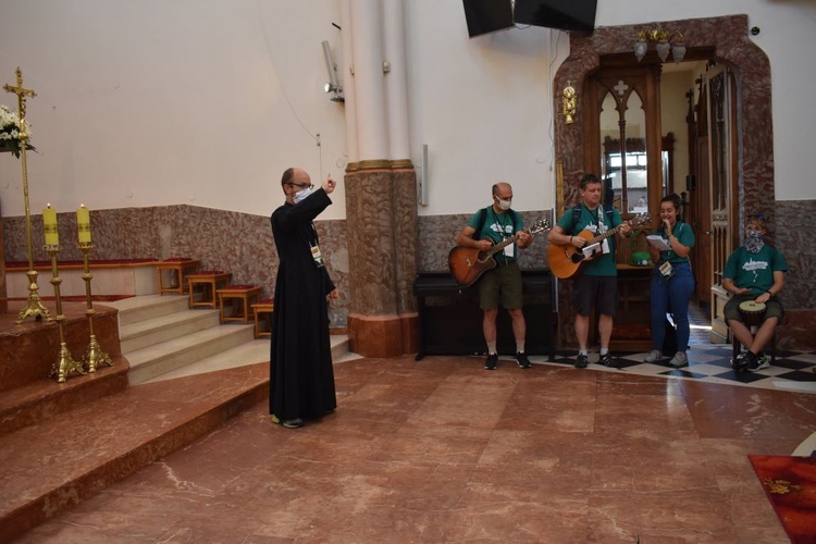 Piesza pielgrzymka na Jasną Górę - przekazanie krzyża w Konopiskach