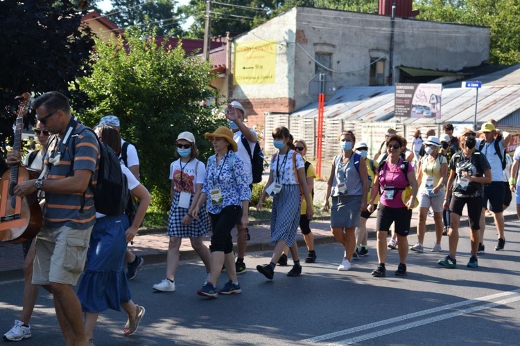 Piesza pielgrzymka na Jasną Górę - przekazanie krzyża w Konopiskach