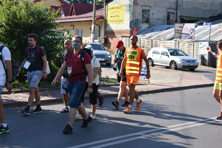 Piesza pielgrzymka na Jasną Górę - przekazanie krzyża w Konopiskach