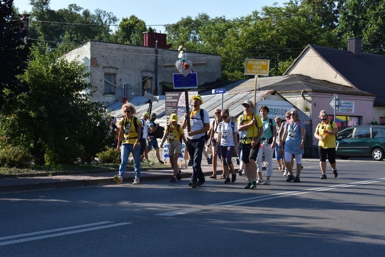 Piesza pielgrzymka na Jasną Górę - przekazanie krzyża w Konopiskach