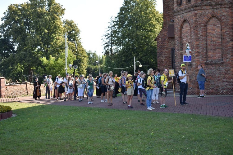 Piesza pielgrzymka na Jasną Górę - przekazanie krzyża w Konopiskach