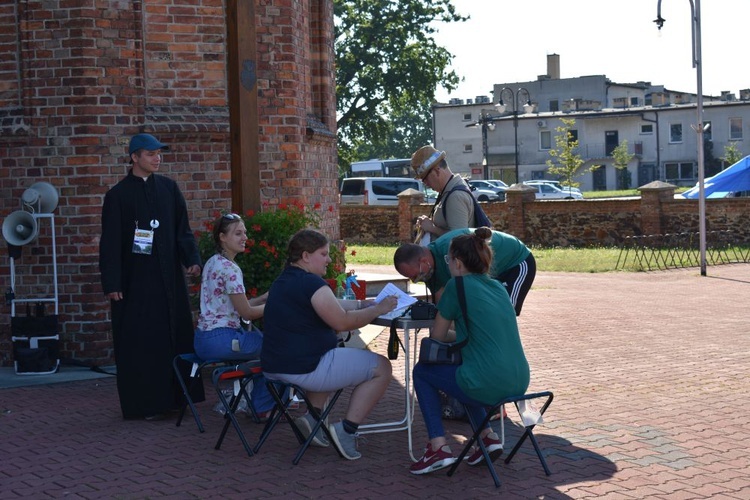 Piesza pielgrzymka na Jasną Górę - przekazanie krzyża w Konopiskach