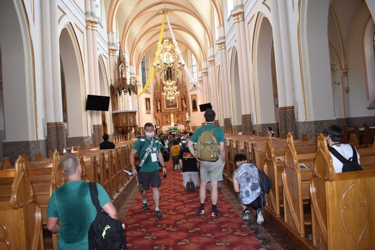 Piesza pielgrzymka na Jasną Górę - przekazanie krzyża w Konopiskach