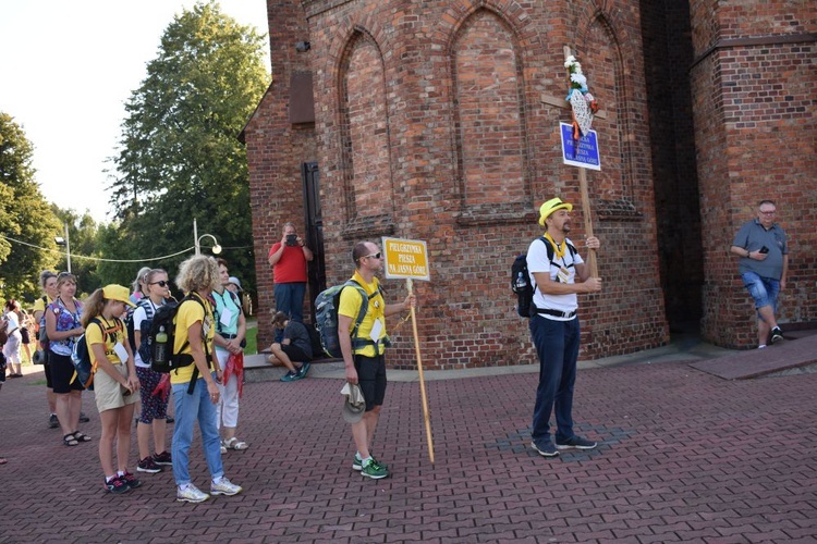 Piesza pielgrzymka na Jasną Górę - przekazanie krzyża w Konopiskach