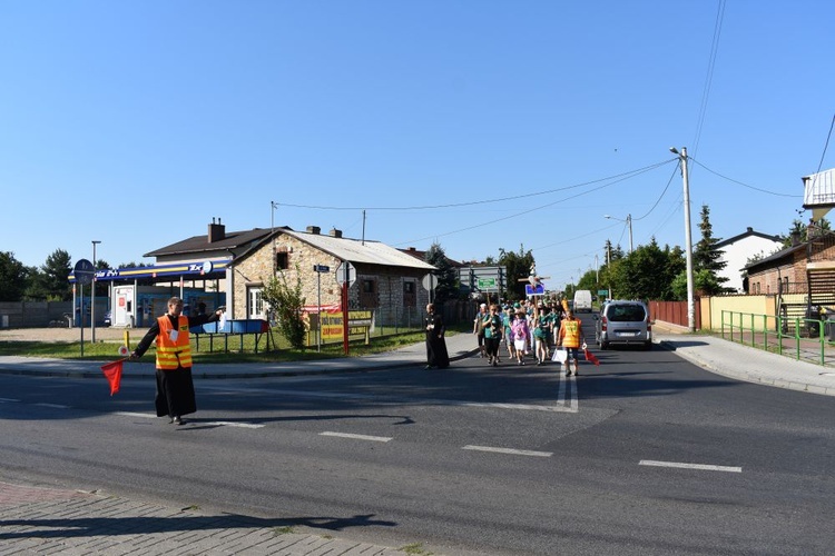 Piesza pielgrzymka na Jasną Górę - przekazanie krzyża w Konopiskach