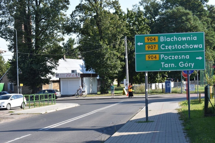 Piesza pielgrzymka na Jasną Górę - przekazanie krzyża w Konopiskach