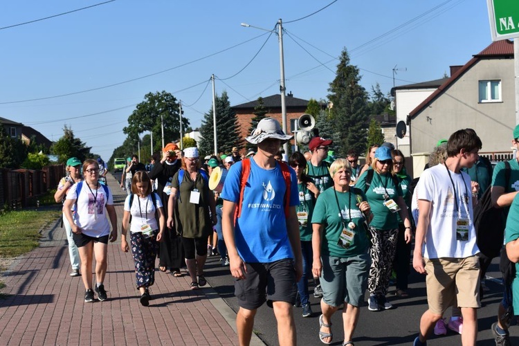 Piesza pielgrzymka na Jasną Górę - przekazanie krzyża w Konopiskach