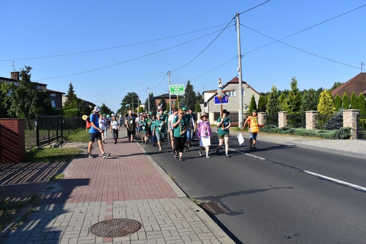 Piesza pielgrzymka na Jasną Górę - przekazanie krzyża w Konopiskach