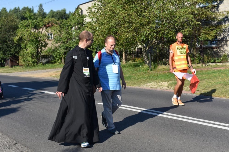 Piesza pielgrzymka na Jasną Górę - przekazanie krzyża w Konopiskach