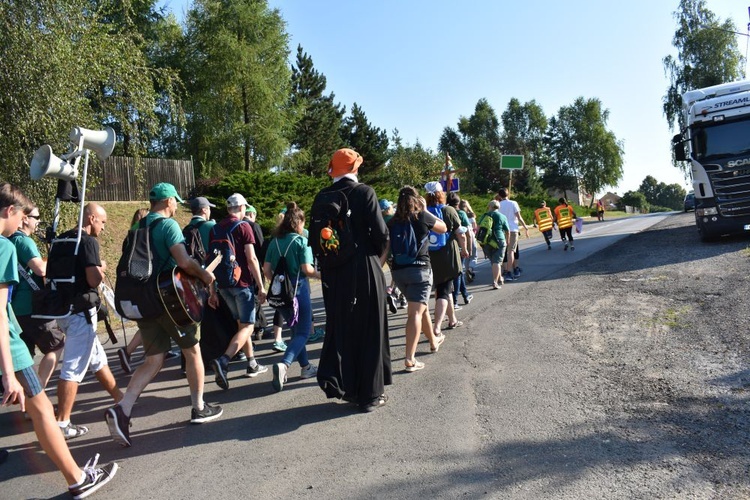 Piesza pielgrzymka na Jasną Górę - przekazanie krzyża w Konopiskach