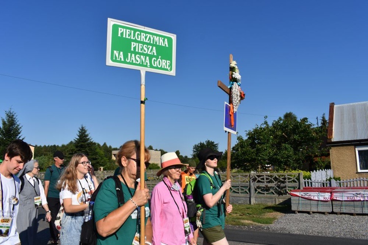 Piesza pielgrzymka na Jasną Górę - przekazanie krzyża w Konopiskach