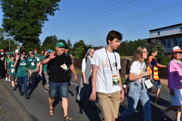 Piesza pielgrzymka na Jasną Górę - przekazanie krzyża w Konopiskach