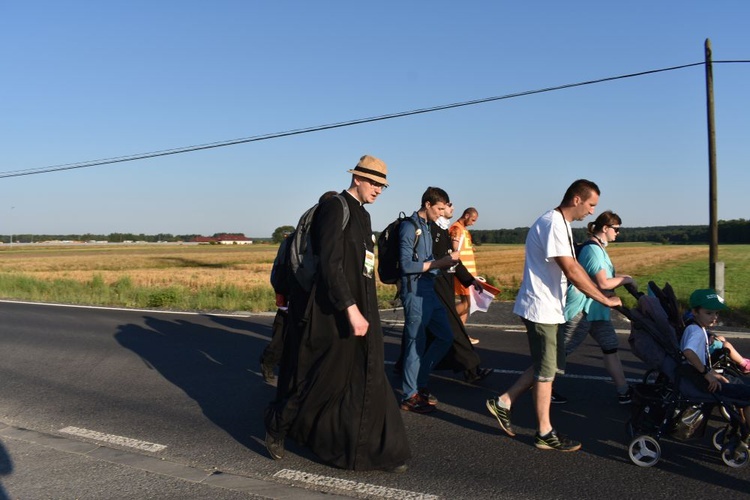 Piesza pielgrzymka na Jasną Górę - przekazanie krzyża w Konopiskach