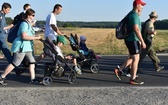 Piesza pielgrzymka na Jasną Górę - przekazanie krzyża w Konopiskach