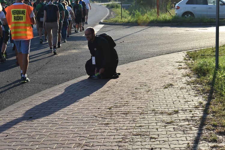 Piesza pielgrzymka na Jasną Górę - przekazanie krzyża w Konopiskach