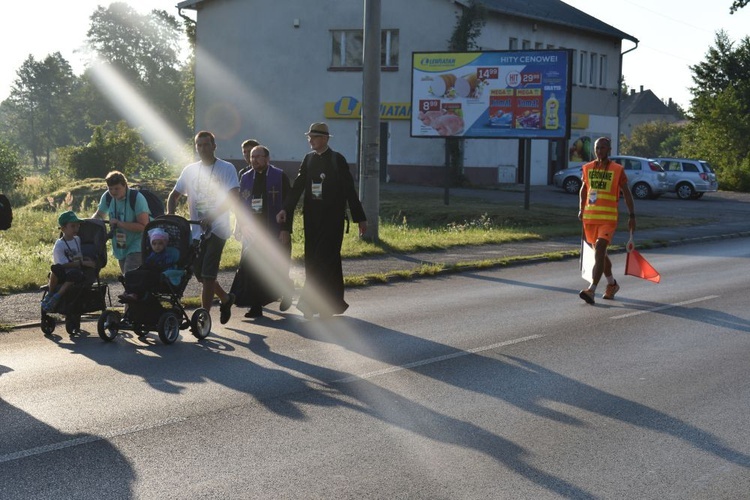 Piesza pielgrzymka na Jasną Górę - przekazanie krzyża w Konopiskach