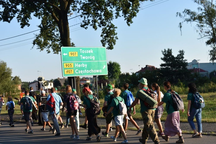 Piesza pielgrzymka na Jasną Górę - przekazanie krzyża w Konopiskach