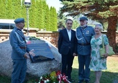 Kamień-pomnik ustawiono w Jankowicach z inicjatywy Roberta Grudnia (drugi od lewej).