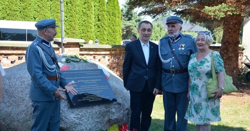 Kamień-pomnik ustawiono w Jankowicach z inicjatywy Roberta Grudnia (drugi od lewej).