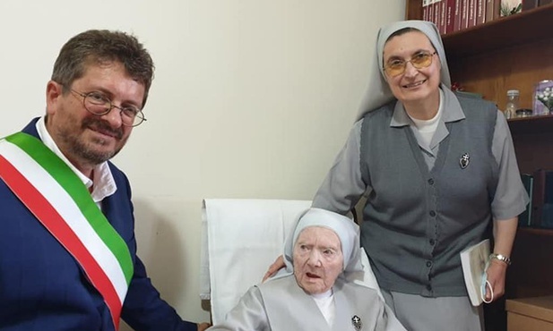 Siostra Constanza z jedną ze współsióstr oraz z Giampiero Fossim, burmistrzem miasta Signa.
