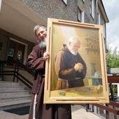 O. Andrzej Derdziuk pokazuje portret br. Kaliksta.