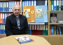 Ks. Stanisław Łabendowicz zachęca do studiowania teologii.