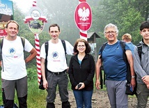 Bernadeta i Stefan Targoszowie z przyjaciółmi i rodziną na Czantorii.