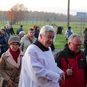 Ksiądz Józef Święcicki z uczestnikami obozowej Drogi Krzyżowej.