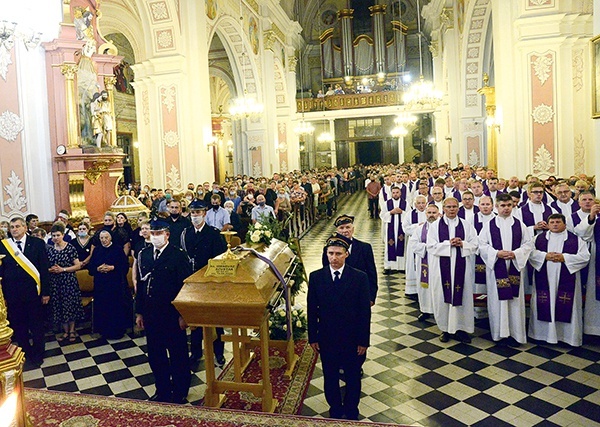 Za zmarłego z biskupami i rzeszą księży modlili się wierni z Opoczna, Wierzbicy, rodzinnych Wilczkowic i innych miejscowości.