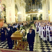 Za zmarłego z biskupami i rzeszą księży modlili się wierni z Opoczna, Wierzbicy, rodzinnych Wilczkowic i innych miejscowości.