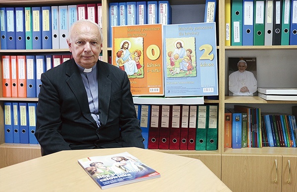 Ks. Stanisław Łabendowicz zachęca do studiowania teologii.