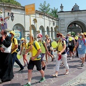 ▲	Grupa żółta z parafii katedralnej wchodzi na Jasną Górę.