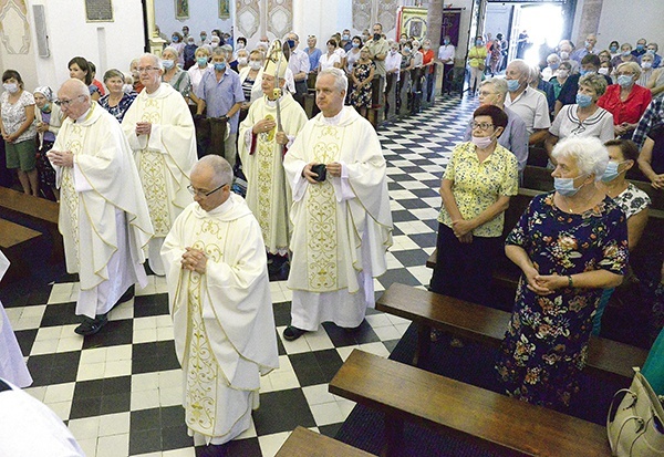 Mszy św. w kościele sanktuaryjnym przewodniczył bp Adam Odzimek.