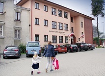 ▼	Do katolickiej placówki na Woli chodzą przedszkolaki i uczniowie podstawówki. Szkoła długo przygotowywała się do tego, żeby od września bezpiecznie prowadzić nauczanie.