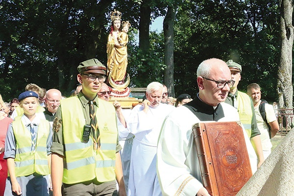 ▲	Procesja z cudowną figurą.