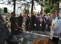 Biskup Piotr Libera podczas sochocińskich uroczystości poświęcił odnowiony pomnik z imionami i nazwiskami żołnierzy poległych 100 lat temu.