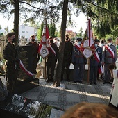 Biskup Piotr Libera podczas sochocińskich uroczystości poświęcił odnowiony pomnik z imionami i nazwiskami żołnierzy poległych 100 lat temu.