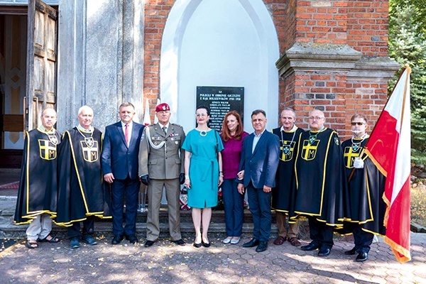 Odsłonięcie nowej tablicy na murach kościoła.