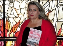 Pisarka prezentująca swoją najnowszą publikację.