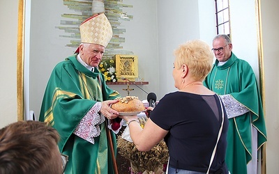 Parafianie dziękowali arcybiskupowi za przybycie, zapewniając go o swojej pamięci o księżach profesorach.